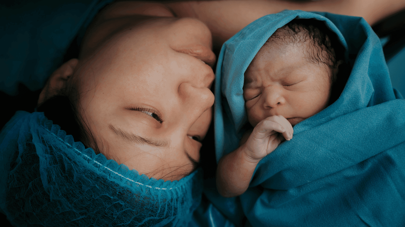 Pas de coup de foudre à la naissance : et si l'amour venait plus tard ?