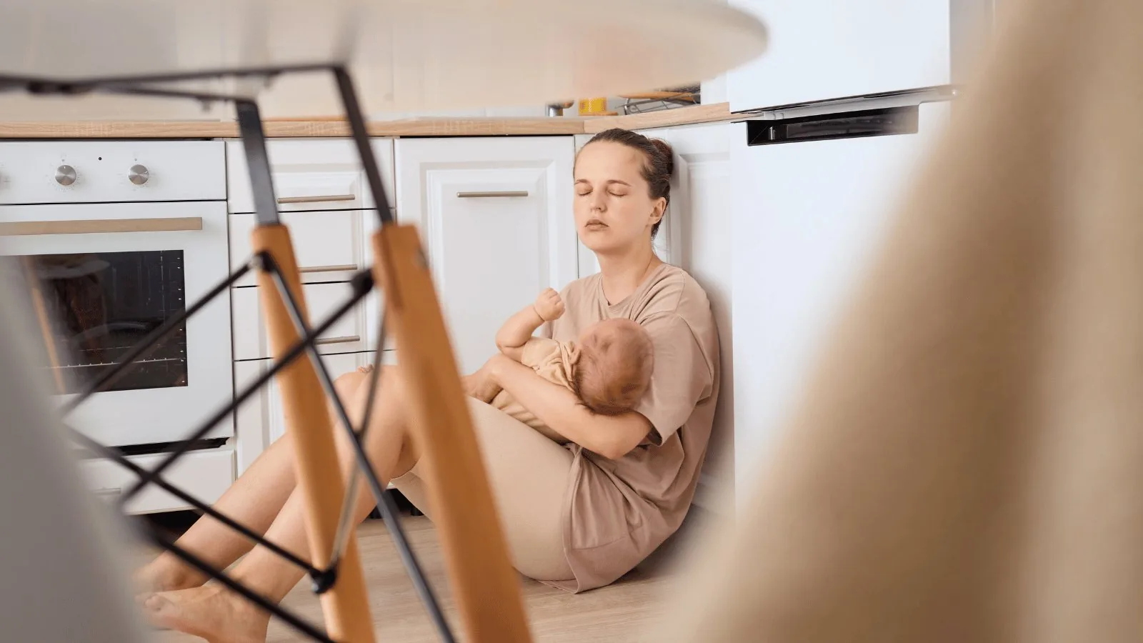 La charge mentale de la jeune maman : pourquoi tu es épuisée (et comment l'alléger)